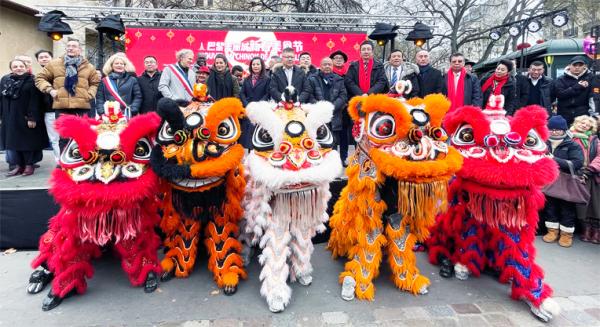 1月28日，法国美丽城联合商会在巴黎华人区美丽城举办了首届中国新年美食节活动，巴黎副市长、多位区长和副区长及各界人士应邀出席开幕典礼。（摄影：林莲怡/看中国）
