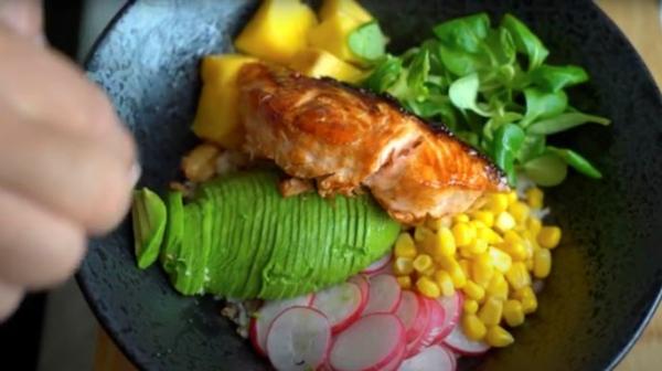 夏威夷盖饭   （以下图均来源：阿隋厨房视频）