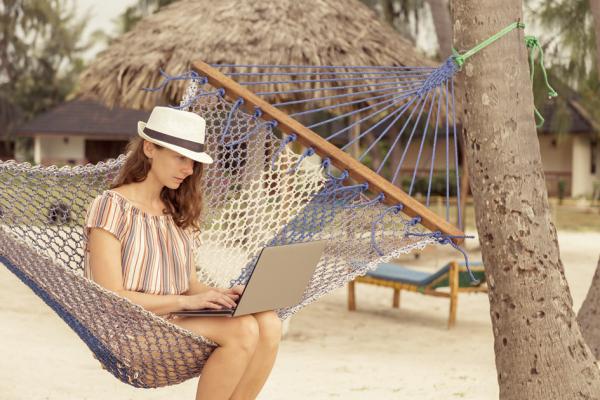 远程工作的女孩（123RF）