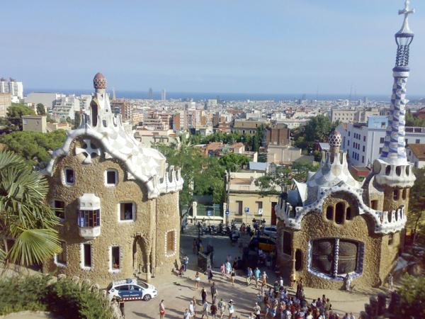 巴塞罗那奎尔公园的独特建筑（essetefano/Wikipedia/CC BY 3.0）