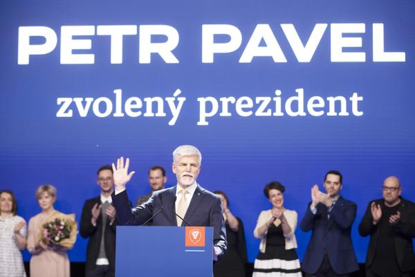 前北约军事委员会主席帕维尔击败前捷克总理巴比什,成为捷克共和国新总统。 (Photo by Gabriel Kuchta/Getty Images)