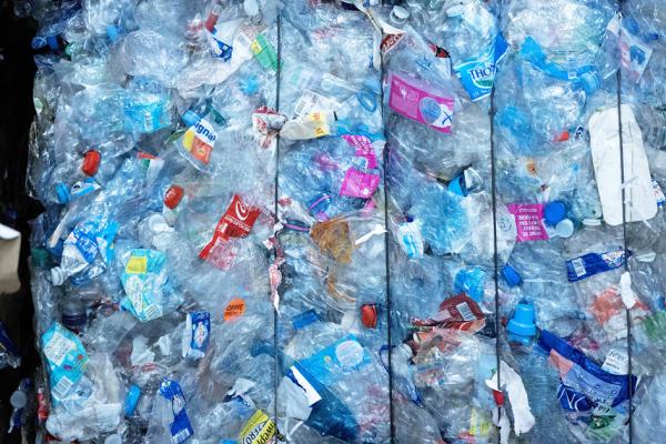 法国目前的塑料瓶回收率只有不到60%。(THOMAS SAMSON/AFP via Getty Images)