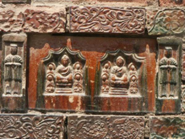 塔身浮雕（Gary Lee Todd, Ph.D./Wikipedia/CC BY-SA 4.0）