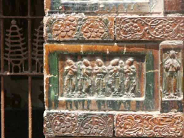 塔身浮雕（Gary Lee Todd, Ph.D./Wikipedia/CC BY-SA 4.0）