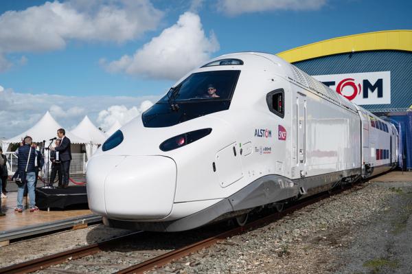 2022年9月9日,在法国西部拉罗谢尔的阿尔斯通工厂,SNCF展示新一代高速列车TGV M。(XAVIER LEOTY/AFP via Getty Images)