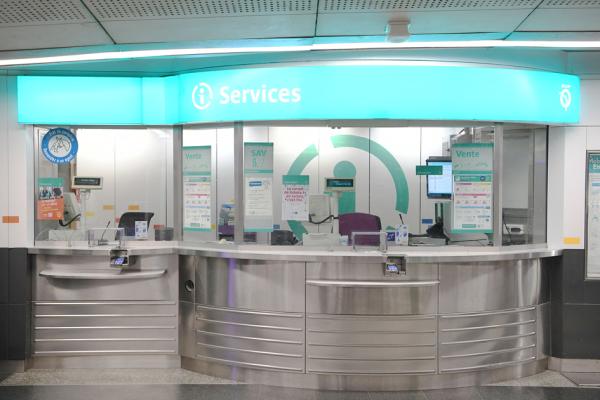 2022年11月在罢工期间巴黎地铁Saint-Lazare站的服务台关闭。(BERTRAND GUAY/AFP via Getty Images)
