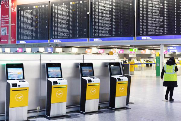 2023年2月17日,法兰克福机场罢工期间,一名工作人员走在空荡荡的机场。(ANDRE PAIN / AFP via Getty Images)