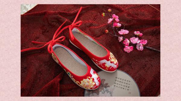 绣花鞋（Adobe Stock）