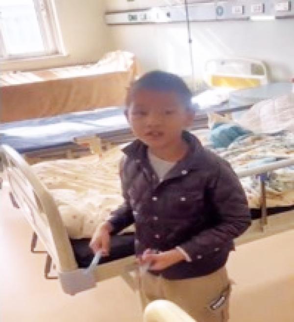 男孩父母染疫双亡成孤儿。