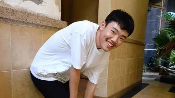 江西上饶高一学生胡鑫宇在校内离奇失踪,在社会上引发其被活摘器官的猜测。 (图片来源:微博)