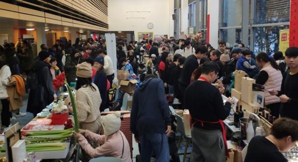 英国举办“英伦年宵聚”活动供港人办年货,热闹非凡。(图片来源:翻拍)