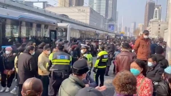 武汉、大连、鞍山抗议医保改革(图片来源:网络图片)