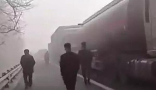 白烟笼罩高速公路导致多车相撞。（图片来源：翻拍网图​​）
