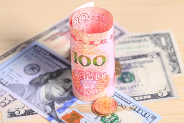 人民币与美元(123RF)