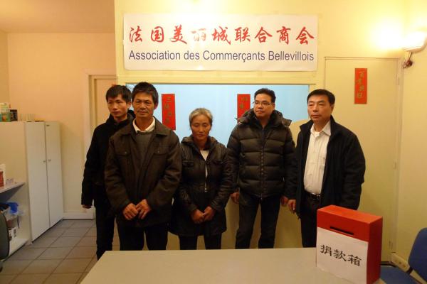 薛家二老（左二、左三）在回国之前来到美丽城联合商会，对商会的帮助表示感谢。商会时任会长陈建国（右一）、时任常务副会长施伟明（左一）和时任秘书长Patrick Huang（右二）（摄影：林莲怡/看中国）