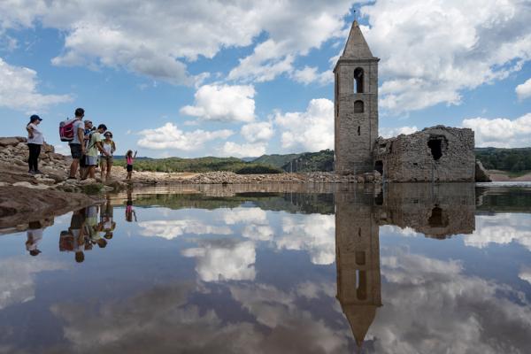 位于加泰罗尼亚的浮出水面的圣罗马教堂(OSEP LAGO/AFP via Getty Images)