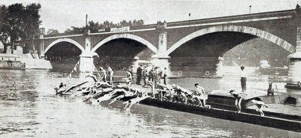 1929年,在塞纳河举行的穿越巴黎游泳赛从荣军院桥开始。(公有领域)