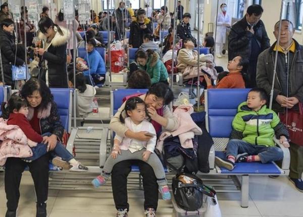 医院因发热就诊的患者日益增多。(图片来源:翻拍网图)