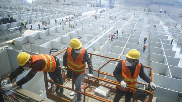 2022年4月7日，工人们在上海建造一家方舱医院。（Getty Images）