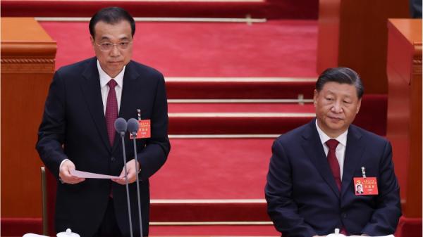 李克强(左)5日发表他结束中国总理任期的最后一次政府工作报告,图为他与习近平出席去年20大会议。