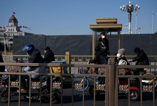 北京两会前,当地维安升级、便衣警增多监视来往民众一举一动。(图片来源:NOEL CELIS/AFP via Getty Images)