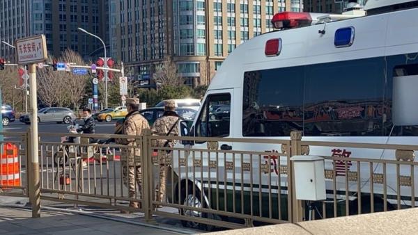 两会前夕,北京维安升级、便衣警增多,甚至有特警持枪监视来往民众一举一动。(图片来源:中央社)