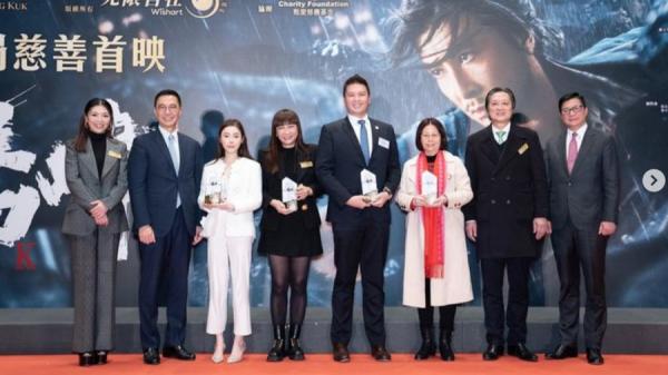 就在蔡天凤被杀前1个月,她为甄子丹电影包场,和保安局局长邓炳强(右一)、文化体育及旅游局长杨润雄(左二)合照。(图片来源:蔡天凤IG)