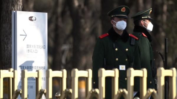 北京两会前,当地维安升级、便衣警增多监视来往民众一举一动。(图片来源:NOEL CELIS/AFP via Getty Images)