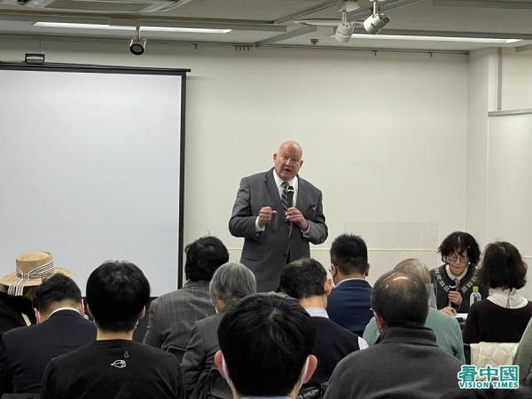 在日本东京讲演中的伊森・葛特曼先生(图片来源:神谷昂志、黎宜明/看中国摄影)