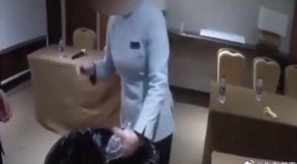 近日江苏南京一家饭店因为浪费矿泉水被处罚,引发社会关注。(图片来源:微博)