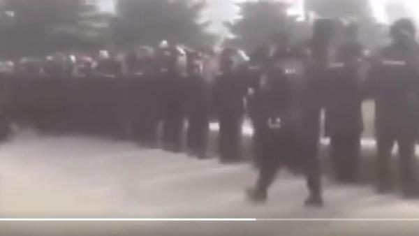 3月7日,正值中共 “ 两会 ” 的第四天,网传,山东省青岛市大量老人聚集到青岛市府大楼前面的五四广场示威、