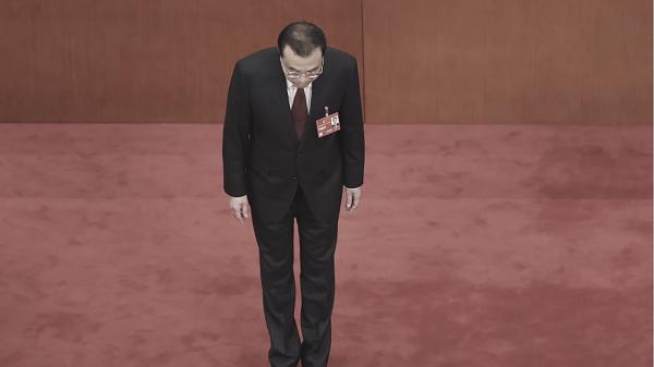 李克强鞠躬卸任。(Lintao Zhang/Getty Images)