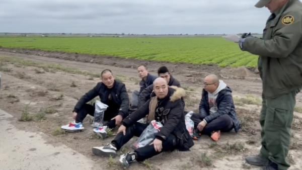 闯入美墨边境的中国偷渡客暴增,已致使边境巡逻队难以负荷。(图片来源:推特)