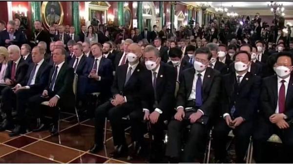 习近平访俄罗斯,中俄官员出席会议的现场图片。(图片来源:推特截图)