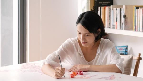 李心洁也很注重内心世界的平衡,在忙碌照料家庭之余,还能找到平衡点,继续拥抱自己热爱的表演与慈善工作,平时私下常常静心打坐画画,爬山吸收芬多精,同时陪伴孩子们走进大自然。(图片来源:翻拍图片)