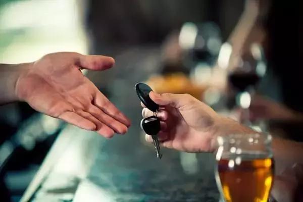 男子没想到一旁的友人也酒驾。(示意图/图片来源:网图)