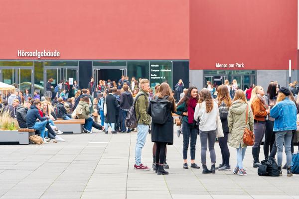 德国莱比锡大学校园内休息的年轻学生(123RF)