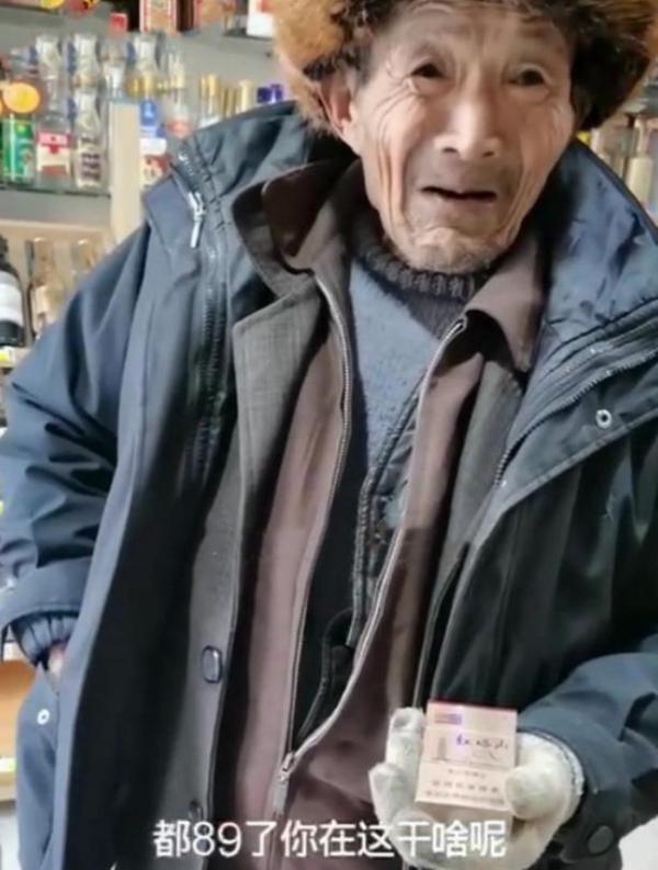 89岁仍收破烂的老人