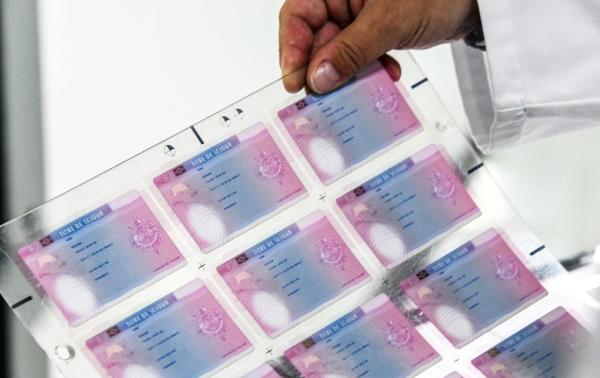 法国发给外国人的长居卡(DENIS CHARLET/AFP via Getty Images)