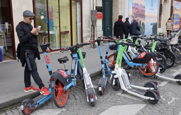 巴黎街头的共享电动滑板车(Photo by Chesnot/Getty Images)