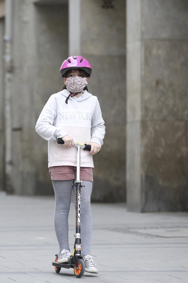 2020年4月,一名戴着防护口罩的儿童走在慕尼黑市的主要购物街上。(Alexander Hassenstein/Getty Images)