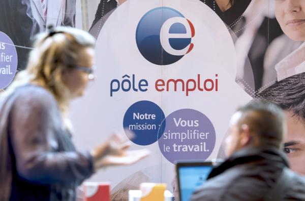 一名求职者在法国北部格拉维林的就业论坛上与就业中心的顾问交谈。(PHILIPPE HUGUEN/AFP via Getty Images)