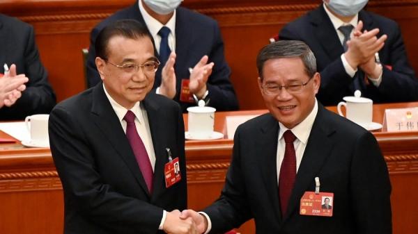 李克强和李强在今年两会上握手。