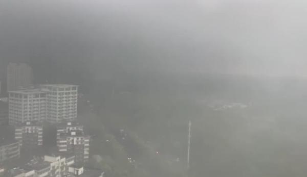 武汉大暴雨白天秒变黑夜。(图片来源:微博截图)