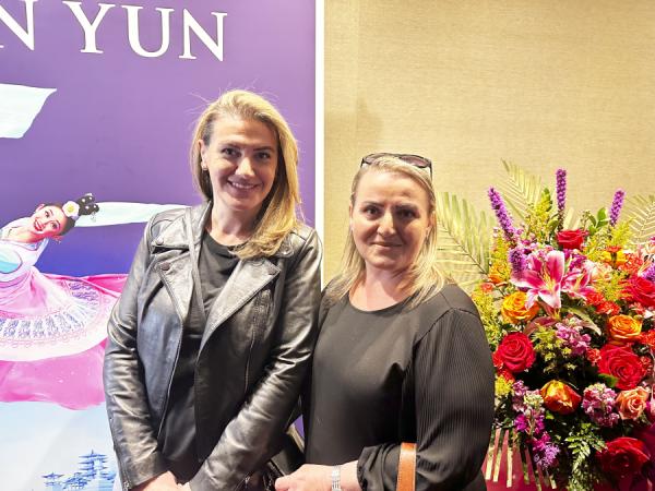 Allmina Berisia女士和她姐姐观看了神韵艺术团在林肯中心4月8日下午场的演出。(摄影:Anna/看中国)