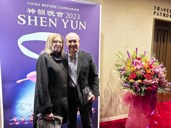Robert Masciana先生和他太太观看了神韵艺术团在林肯中心4月8日下午场的演出。(摄影:Anna/看中国)