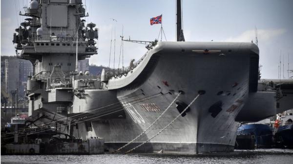 2018年5月19日,俄罗斯航空母舰库兹涅佐夫海军上将停泊在俄罗斯北部港口城市摩尔曼斯克的 Rosatomflot 停泊处。(图片来源:ALEXANDER NEMENOV/AFP via Getty Images)