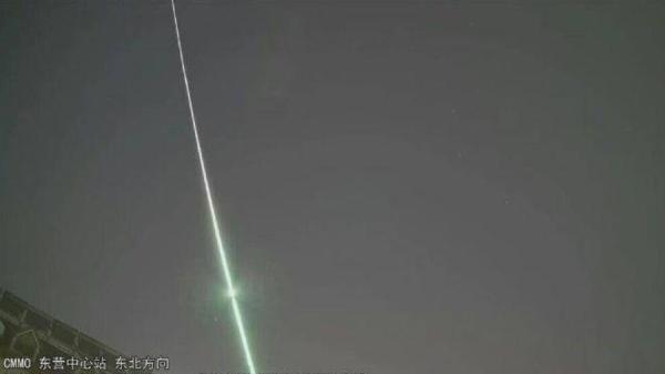 4月16日晚间7时33分许,辽宁大连空中出现流星。(图片来源:微博)