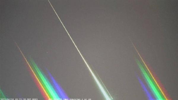 4月16日晚间7时33分许,辽宁大连空中出现流星。(图片来源:微博)