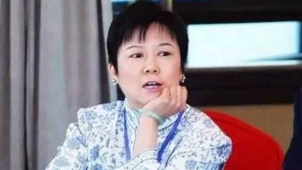 矢板明夫曾采访过李小林,因此获悉习近平与刘亚洲夫妇之间的一段秘闻。